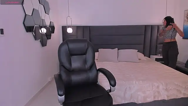 SarahYates online show from 10, 11, 2025