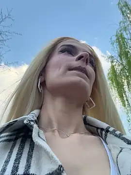 SelenaDaze online show from 8, 4, 2026