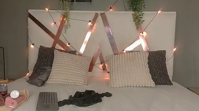 JenaCooper  online show from 14, 4, 2026