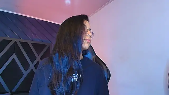 zoe martins  online show from 19, 4, 2026