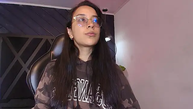 zoe martins  online show from 25, 3, 2026