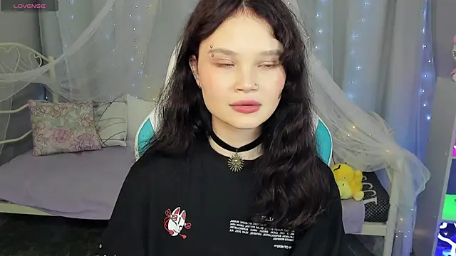 Snapshot of EmilyChaves chatting on 8, 4, 2026 EmilyChaves online show from 8, 4, 2026