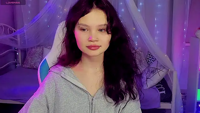 EmilyChaves online show from 4, 5, 2026