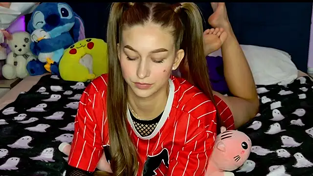 Snapshot of MissEmilyMiller chatting on 28, 10, 2025 MissEmilyMiller online show from 28, 10, 2025