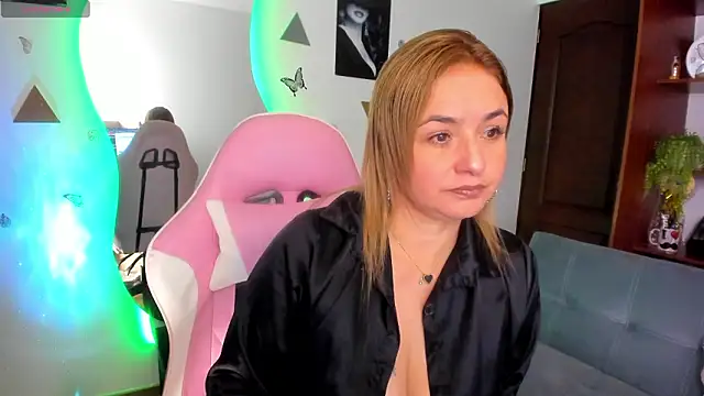 luciamature  online show from 2, 2, 2026