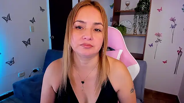Snapshot of luciamature_ chatting on 22, 9, 2025 luciamature online show from 22, 9, 2025