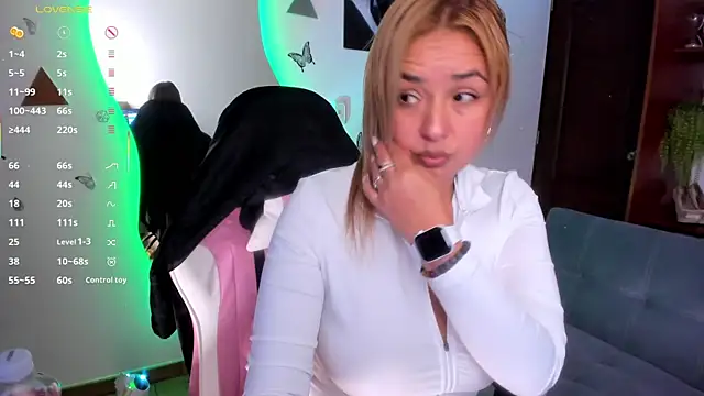 luciamature  online show from 7, 1, 2026