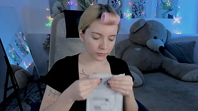 AuroraWrenfield online show from 14, 4, 2026