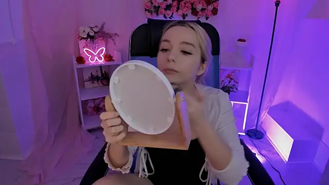 AuroraWrenfield online show from 8, 10, 2025