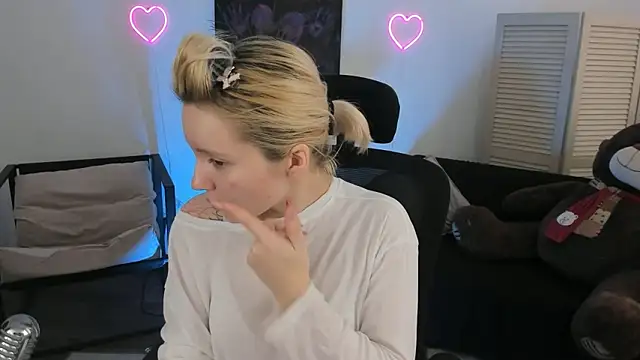 AuroraWrenfield online show from 4, 2, 2026