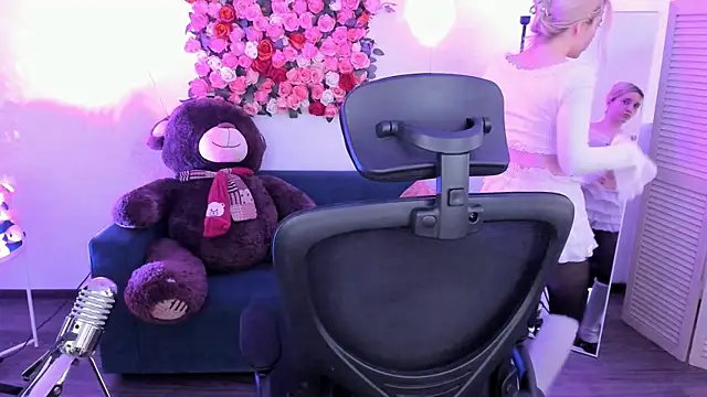 AuroraWrenfield online show from 15, 4, 2026