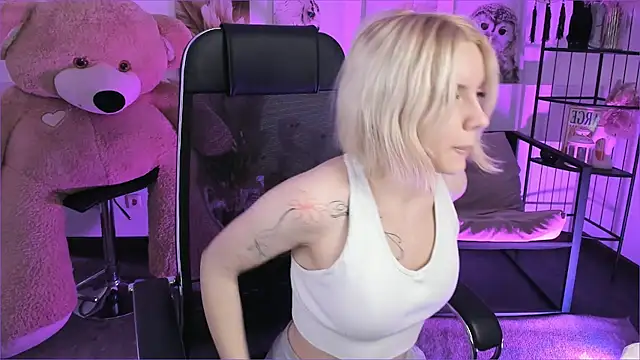 AuroraWrenfield online show from 23, 12, 2025