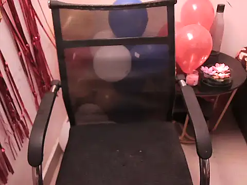 Snapshot of lovepihuu chatting on 14, 10, 2025 lovepihuu online show from 14, 10, 2025