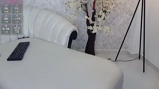 aura sanders1 online show from 5, 12, 2025