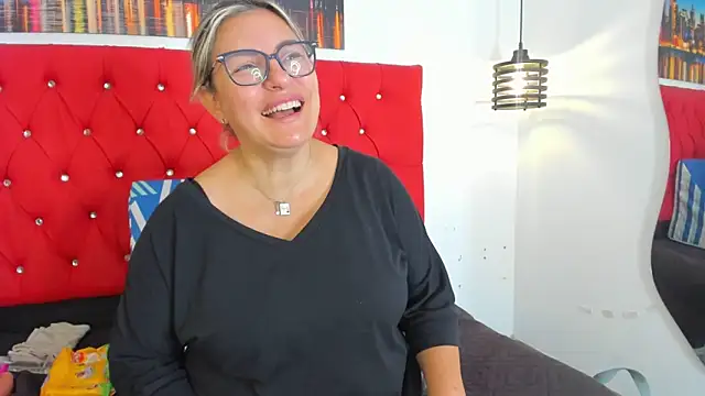 carolinacrus01 online show from 2, 12, 2025