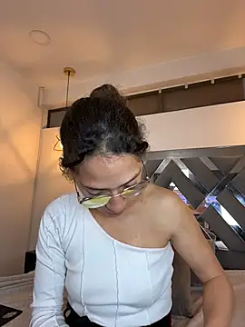 Hanna Cornee  online show from 14, 11, 2025