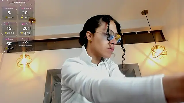 Hanna Cornee  online show from 3, 12, 2025