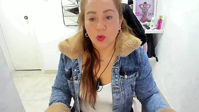 Snapshot of camixxx_m chatting on 15, 5, 2026 camixxx m online show from 15, 5, 2026