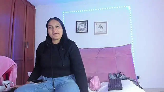 selena jhonson online show from 13, 4, 2026