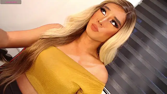 Snapshot of SissifyMeNow chatting on 5, 12, 2025 SissifyMeNow online show from 5, 12, 2025