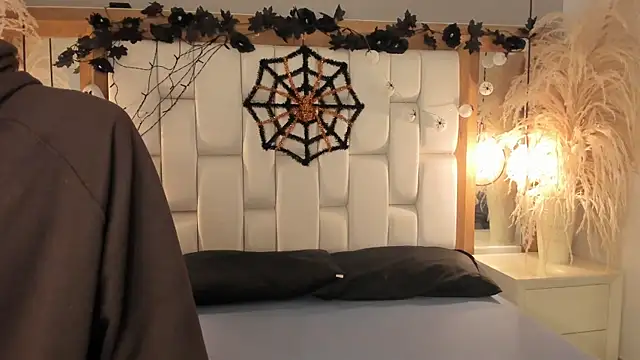 Daphne And Roger online show from 24, 10, 2025