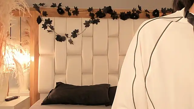 Daphne And Roger online show from 15, 12, 2025