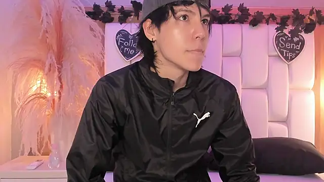 Daphne And Roger online show from 2, 4, 2026