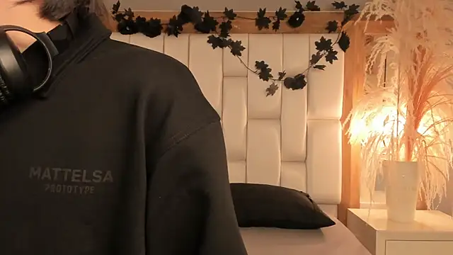 Daphne And Roger online show from 18, 12, 2025