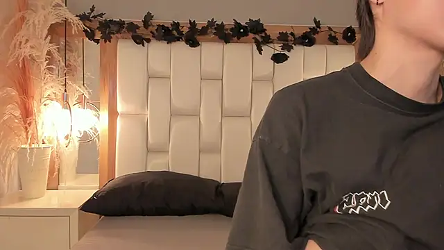 Daphne And Roger online show from 7, 11, 2025