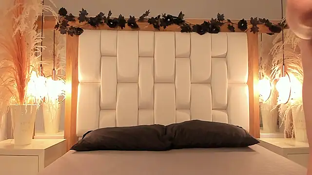 Daphne And Roger online show from 1, 11, 2025