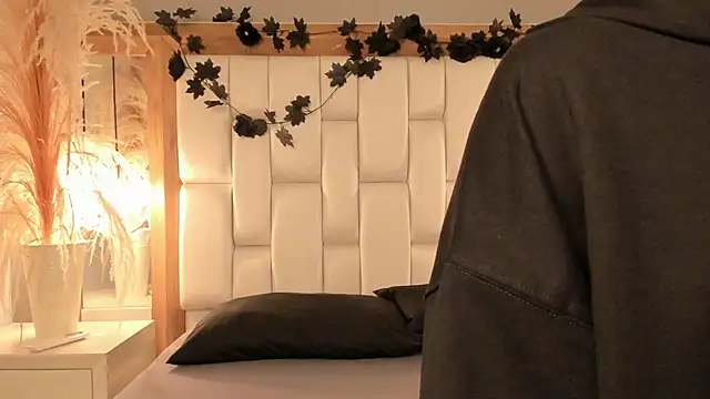 Daphne And Roger online show from 14, 12, 2025