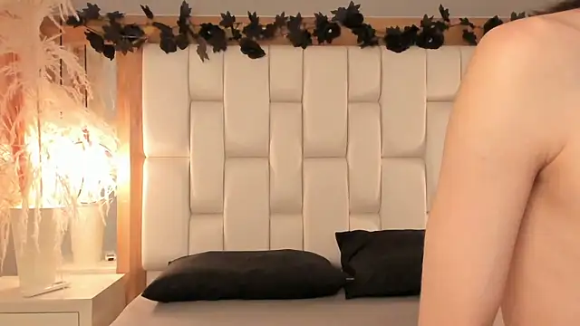 Daphne And Roger online show from 2, 12, 2025