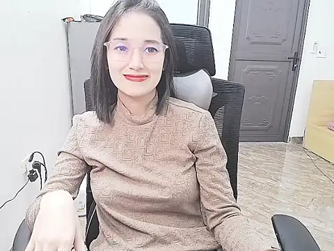 Shulee21 online show from 3, 11, 2025