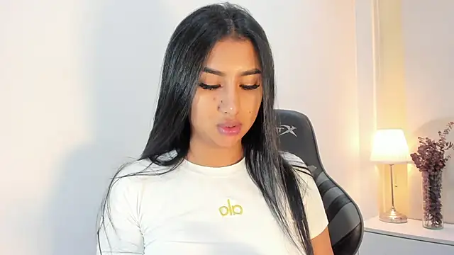 Snapshot of SalomeeBell chatting on 8, 11, 2025 SalomeeBell online show from 8, 11, 2025