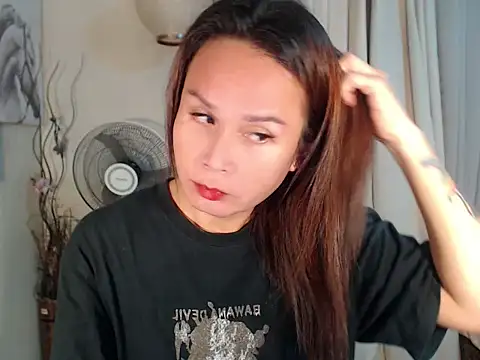 Snapshot of holly_bitch chatting on 6, 4, 2026 holly bitch online show from 6, 4, 2026