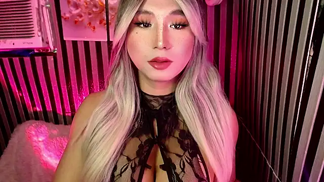 UrhotlucyTS online show from 10, 3, 2026