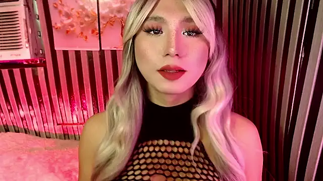 Snapshot of UrhotlucyTS chatting on 30, 4, 2026 UrhotlucyTS online show from 30, 4, 2026