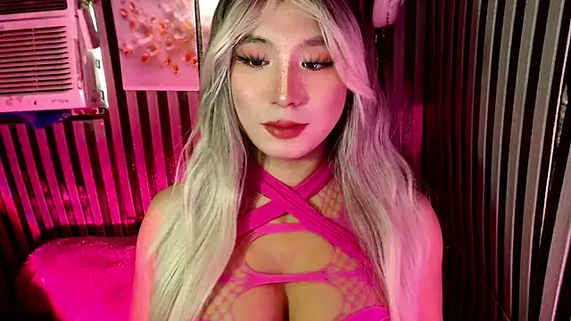 UrhotlucyTS online show from 7, 4, 2026