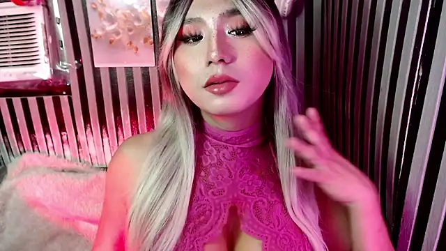 UrhotlucyTS online show from 7, 7, 2026