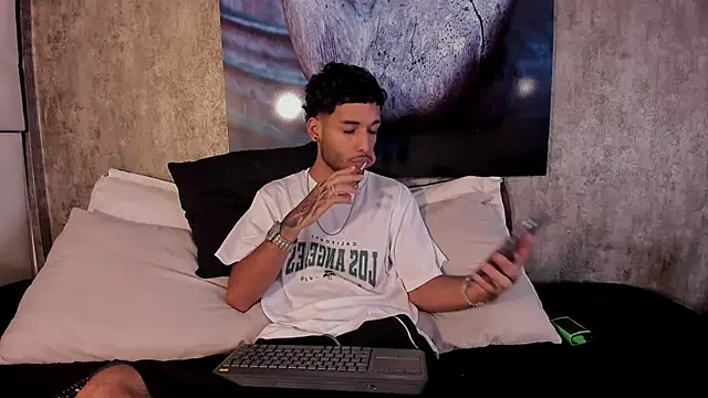 Snapshot of Thiagoferreti chatting on 8, 5, 2026 Thiagoferreti online show from 8, 5, 2026