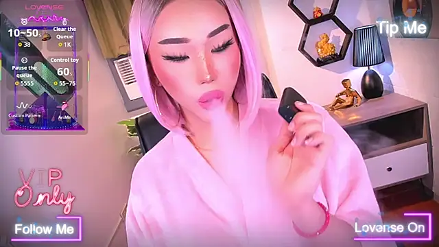 TriciaCumLoader online show from 18, 4, 2026