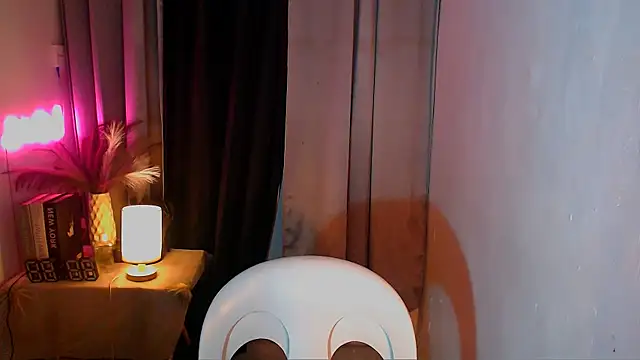 Lorainnelustts online show from 22, 12, 2025