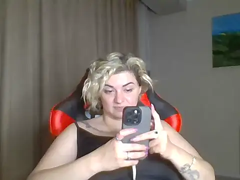 Snapshot of Wymini chatting on 17, 9, 2025 Wymini online show from 17, 9, 2025