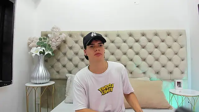 Snapshot of BenitoSaenz chatting on 4, 11, 2025 BenitoSaenz online show from 4, 11, 2025