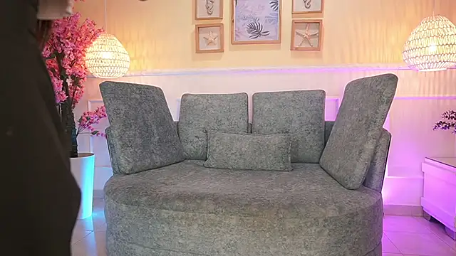 NicoleCrawft online show from 21, 11, 2025