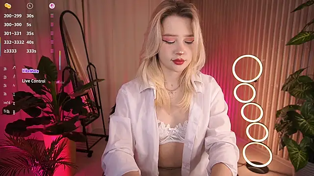 LauraWifeness online show from 3, 12, 2025