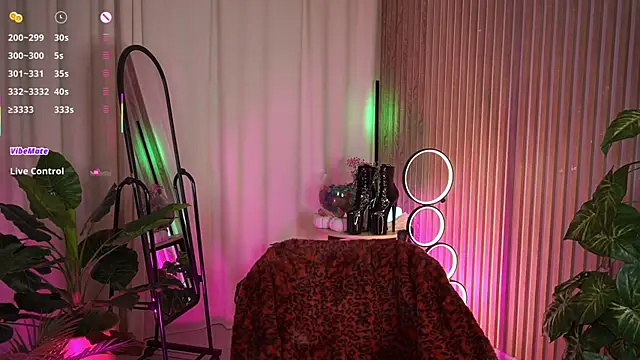 Snapshot of LauraWifeness chatting on 25, 11, 2025 LauraWifeness online show from 25, 11, 2025