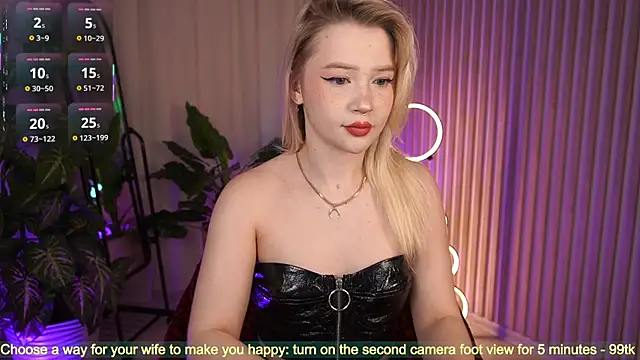 Snapshot of LauraWifeness chatting on 21, 10, 2025 LauraWifeness online show from 21, 10, 2025