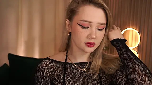 LauraWifeness online show from 5, 4, 2026