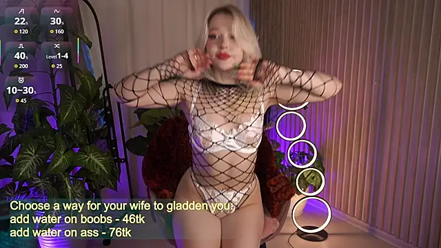 Snapshot of LauraWifeness chatting on 11, 10, 2025 LauraWifeness online show from 11, 10, 2025